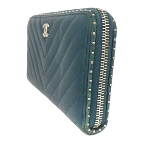 CHANEL Rare 2018 Metiers d’Art 2018 Turquoise Chevron Zipped Wallet - Picture 13 of 16